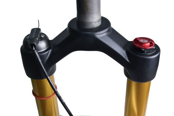 Вилка GRINZ ES-547 HRLO AIR 29"1.1\8"ход120мм, воздушная, локаут гидравлический, магний, под ось 15мм, безрезьбовая, белая\черная\золотая, 1,8кг. без оси!